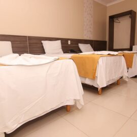 Quarto tripo com camas de solteiro no Hotel Casa Nova Altamira